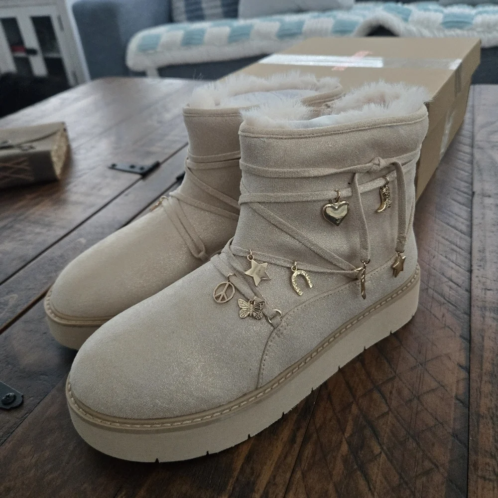 Steve Madden Kids' SIGMA Sand Lug Faux Fur Girls' Ankle Boot. Size 4. New.
